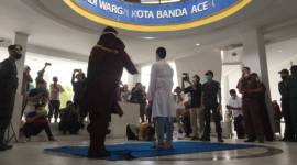 Foto Ilustrasi -- Suasana hukuman cambuk kepada pasangan sesama jenis (gay) di Gedung Taman Sari, Kota Banda Aceh. (Foto: Kumparan/Zuhri N)