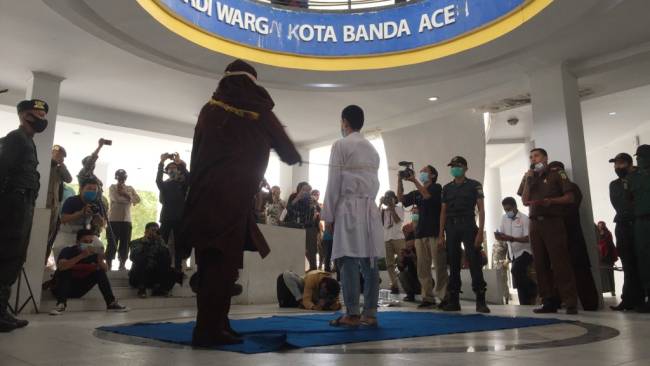 Foto Ilustrasi -- Suasana hukuman cambuk kepada pasangan sesama jenis (gay) di Gedung Taman Sari, Kota Banda Aceh. (Foto: Kumparan/Zuhri N)