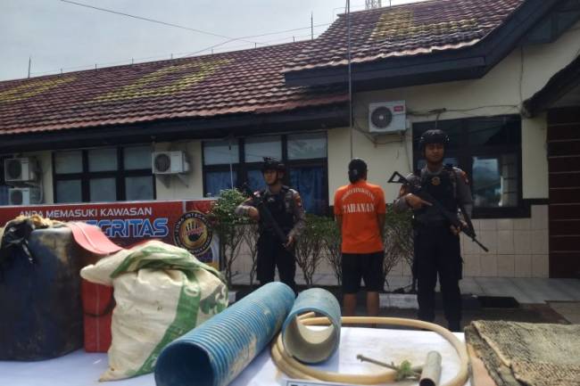 Press release tersangka penambang emas tanpa izin (PETI) di wilayah hukum Polres Bengkayang, Rabu (19/2/2025). (Foto: ANTARA/Narwati)