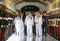 Menteri Dalam Negeri Muhammad Tito Karnavian (tengah) bersama Wakil Menteri Dalam Negeri Bima Arya Sugiarto (kedua kanan) dan Ribka Haluk (kiri) berjalan untuk mengikuti upacara pelantikan kepala daerah terpilih Pilkada serentak di Kompleks Istana Kepresidenan, Jakarta, Kamis (20/2/2025).  (SuarIndonesia /ANTARA FOTO/Muhammad Adimaja/Lmo/rwa