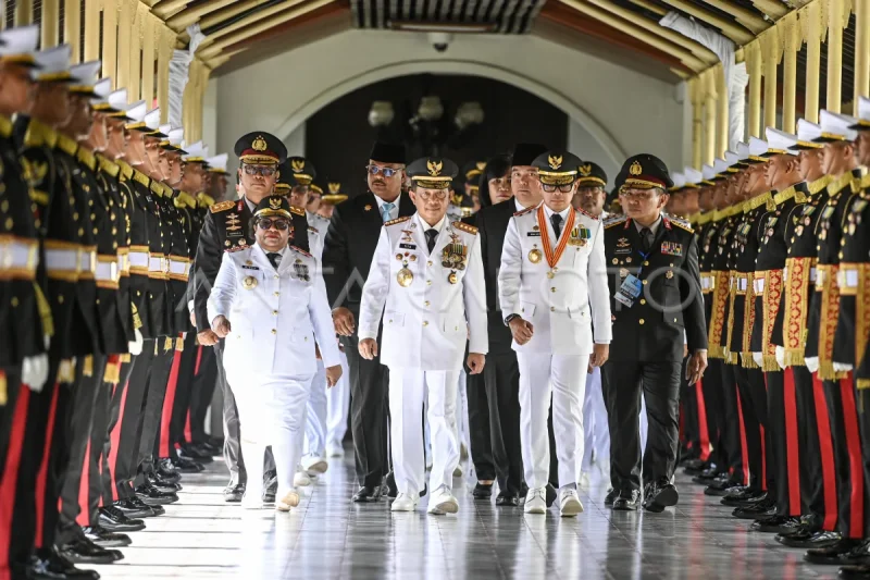 Menteri Dalam Negeri Muhammad Tito Karnavian (tengah) bersama Wakil Menteri Dalam Negeri Bima Arya Sugiarto (kedua kanan) dan Ribka Haluk (kiri) berjalan untuk mengikuti upacara pelantikan kepala daerah terpilih Pilkada serentak di Kompleks Istana Kepresidenan, Jakarta, Kamis (20/2/2025).  (SuarIndonesia /ANTARA FOTO/Muhammad Adimaja/Lmo/rwa