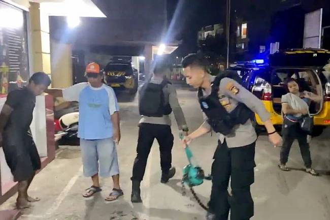 Unit Patroli 110 Beat 1 Regu 2 Satuan Samapta Kepolisian Resor Kota (Polresta) Samarinda bergerak cepat meringkus pelaku pencurian kabel Telkom dari gorong-gorong. (Foto: ANTARA/HO-Polresta Samarinda)