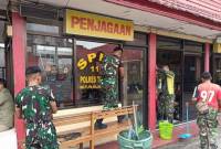 Sejumlah anggota TNI tampak melakukan perbaikan kerusakan di Mapolres Tarakan, Rabu (26/2/2025) pascainsiden penyerangan oleh oknum TNI pada Selasa (25/2/2025) malam. (Foto: ANTARA/HO-Kodam VI/Mulawarman)