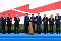 Presiden RI Prabowo Subianto bersama Presiden ke-7 Joko Widodo (kanan) dan Presiden ke-6 Susilo Bambang Yudhoyono (kiri) menekan tombol bersama meresmikan peluncuran Badan Pengelola Investasi Daya Anagata Nusantara (Danantara) di Halaman Istana Kepresidenan Jakarta, Senin ( 24/2/2025). (Foto: BPMI Setpres/Muchlis Jr)