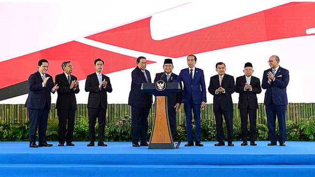 Presiden RI Prabowo Subianto bersama Presiden ke-7 Joko Widodo (kanan) dan Presiden ke-6 Susilo Bambang Yudhoyono (kiri) menekan tombol bersama meresmikan peluncuran Badan Pengelola Investasi Daya Anagata Nusantara (Danantara) di Halaman Istana Kepresidenan Jakarta, Senin ( 24/2/2025). (Foto: BPMI Setpres/Muchlis Jr)