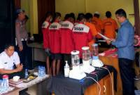 Polres Banjarbaru melalukan pemusnahan barang bukti sabu-sabu dan ekstasi dengan menghadirkan para tersangka pemilik dari barang haram tersebut di Banjarbaru, Rabu (12/2/2025). (ANTARA/HO-Humas Polres Banjarbaru)