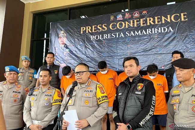 Kapolresta Samarinda Kombes Pol Hendri Umar saat memimpin konferensi pers di Mapolresta Samarinda, Kaltim, Kamis (13/2/2025). (ANTARA/Ahmad Rifandi)