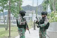 Prajurit TNI AD saat bertugas menjaga keamanan kawasan Kota Nusantara di Kecamatan Sepaku, Kabupaten Penajam Paser Utara, Provinsi Kalimatan Timur. (Foto: ANTARA/Nyaman BP)