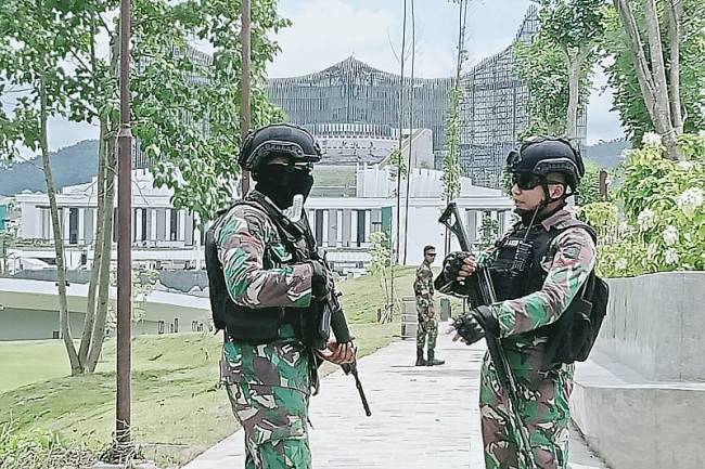 Prajurit TNI AD saat bertugas menjaga keamanan kawasan Kota Nusantara di Kecamatan Sepaku, Kabupaten Penajam Paser Utara, Provinsi Kalimatan Timur. (Foto: ANTARA/Nyaman BP)