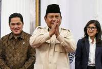Presiden Prabowo Subianto (tengah) didampingi Menteri BUMN Erick Thohir (kiri) dan Menkomdigi Meutya Hafid (kanan) menyapa wartawan usai mengumumkan peraturan pemerintah terkait devisa hasil ekspor sumber daya alam (DHE SDA) di Istana Merdeka, Jakarta, Senin (17/2/2025). (Foto: ANTARA/Hafidz M)