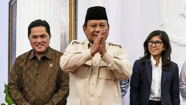 Presiden Prabowo Subianto (tengah) didampingi Menteri BUMN Erick Thohir (kiri) dan Menkomdigi Meutya Hafid (kanan) menyapa wartawan usai mengumumkan peraturan pemerintah terkait devisa hasil ekspor sumber daya alam (DHE SDA) di Istana Merdeka, Jakarta, Senin (17/2/2025). (Foto: ANTARA/Hafidz M)