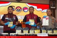 Kepolisian Kalimantan Timur memperlihatkan barang bukti yang berhasil disita dari pelaku penyalahgunaan dan peredaran narkoba, Kamis (13/2/2025) (AntaraFoto/Aditya N)