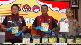 Kepolisian Kalimantan Timur memperlihatkan barang bukti yang berhasil disita dari pelaku penyalahgunaan dan peredaran narkoba, Kamis (13/2/2025) (AntaraFoto/Aditya N)