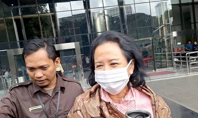 Tim penyidik Komisi Pemberantasan Korupsi (KPK) memeriksa Menteri BUMN periode 2014-2019 Rini Soemarno sebagai saksi penyidikan dugaan korupsi terkait dengan persoalan jual beli gas antara PT Perusahaan Gas Negara (PGN) Tbk dan PT Isargas/Inti Alasindo Energi (IAE) pada tahun 2017-2021. (ANTARA/Fianda SR)
