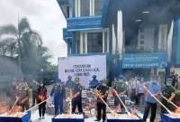 Pemusnahan rokok ilegal di halaman Kantor Bea dan Cukai Sampit dengan cara dibakar, Kamis (27/2/2025). (Foto: Antara/Norjani)