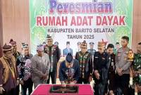 Penjabat Bupati Barito Selatan, Deddy Winarwan saat meresmikan bangunan Rumah Adat Dayak Barito Selatan, di Buntok, Rabu (5/2/2025) lalu. (ANTARA/Bayu I)