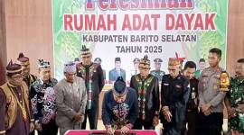 Penjabat Bupati Barito Selatan, Deddy Winarwan saat meresmikan bangunan Rumah Adat Dayak Barito Selatan, di Buntok, Rabu (5/2/2025) lalu. (ANTARA/Bayu I)