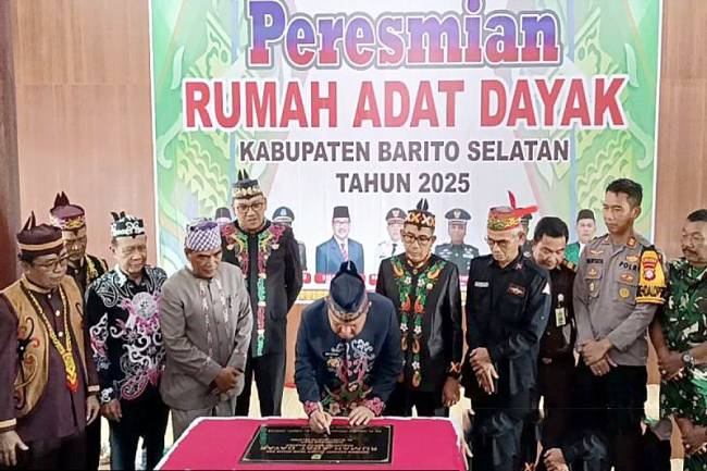 Penjabat Bupati Barito Selatan, Deddy Winarwan saat meresmikan bangunan Rumah Adat Dayak Barito Selatan, di Buntok, Rabu (5/2/2025) lalu. (ANTARA/Bayu I)