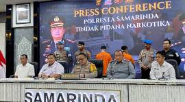 Kapolresta Samarinda Kombes Pol Hendri Umar saat memimpin konferensi pers di Mapolresta Samarinda, Kaltim, Selasa (4/2/2025). (ANTARA/Ahmad Rifandi)