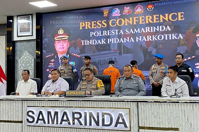 Kapolresta Samarinda Kombes Pol Hendri Umar saat memimpin konferensi pers di Mapolresta Samarinda, Kaltim, Selasa (4/2/2025). (ANTARA/Ahmad Rifandi)