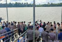 Puluhan personel kepolisian membantu proses evakuasi korban kecelakaan speed boat yang tiba di pelabuhan Kulteka, Tanjung Selor, Kabupaten Bulungan, Senin (10/2/2025) sore. (ANTARA/M Arfan)