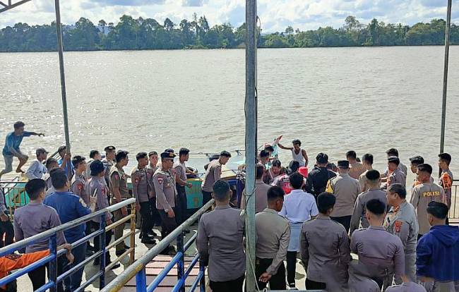Puluhan personel kepolisian membantu proses evakuasi korban kecelakaan speed boat yang tiba di pelabuhan Kulteka, Tanjung Selor, Kabupaten Bulungan, Senin (10/2/2025) sore. (ANTARA/M Arfan)