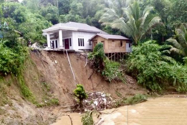 Tanah longsor akibat musim hujan di permukiman warga di Loksado, Hulu Sungai Selatan, Kalimantan Selatan, beberapa waktu lalu. (Dok ANTARA/HO-BPBD HSS)