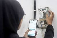 Seorang warga bersiap memasukkan nomor token listrik di Kabupaten Batang, Jawa Tengah, Kamis (6/2/2025). (Foto: Antara/Harviyan Perdana P)