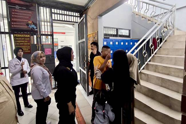 Suasana eksekusi terpidana politik uang Pilkada HST bernama Muhammad Riansyah sebelum menjalani hukuman di Rutan Barabai, Hulu Sungai Tengah, Kalimantan Selatan, Rabu (5/2/2025). (ANTARA/M Dayat)