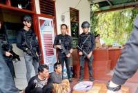 Dua orang pelaku pembawa mobil boks yang berisi narkotika jenis ganja saat diamankan petugas di Kecamatan Kinali, Kabupaten Pasaman Barat, Sumatera Barat, Minggu (16/2/2025). (ANTARA/HO-Polres Pasaman Barat)