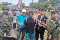 
Tim gabungan TNI-Polri beserta Bea Cukai dan Imigrasi menangkap JK (tengah), warga negara Papua Nugini (PNG), yang membawa 12 paket ganja, di Pos Lintas Batas Negara (PLBN) Skouw, Jayapura, Papua, Minggu (9/2/2025). (ANTARA/HO-Polresta Jayapura Kota)