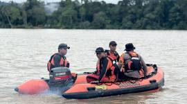 Hari kedua pencarian, Selasa (11/2/2025), tim SAR gabungan berperahu karet menyisir area Sungai Temangga, Kecamatan Tanjung Palas Tengah, Kabupaten Bulungan, Provinsi Kaltara lokasi kejadian kecelakaan speedboat yang mengakibatkan 3 korban jiwa. Tiga penumpang lainnya masih dicari. (ANTARA/HO-Kantor SAR Tarakan)