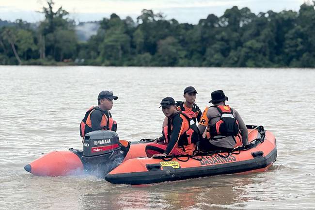 Hari kedua pencarian, Selasa (11/2/2025), tim SAR gabungan berperahu karet menyisir area Sungai Temangga, Kecamatan Tanjung Palas Tengah, Kabupaten Bulungan, Provinsi Kaltara lokasi kejadian kecelakaan speedboat yang mengakibatkan 3 korban jiwa. Tiga penumpang lainnya masih dicari. (ANTARA/HO-Kantor SAR Tarakan)