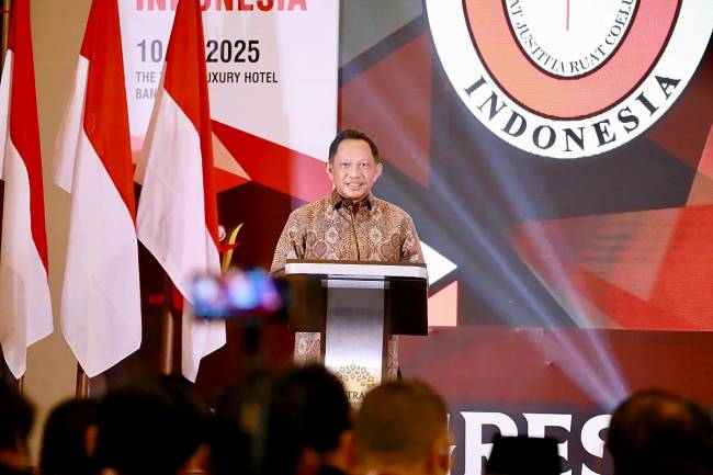 Mendagri Muhammad Tito Karnavian pada acara Kongres Advokat Indonesia di Bandung, Jawa Barat, Senin (10/2/2025). (ANTARA/HO-Puspen Kemendagri)