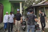 Petugas memborgol tersangka narkoba (kedua kiri) saat penangkapan di Jalan Sarigading, Desa Banua Budi, Barabai, Hulu Sungai Tengah, Kalimantan Selatan, beberapa waktu lalu. (ANTARA/HO-Polres HST)