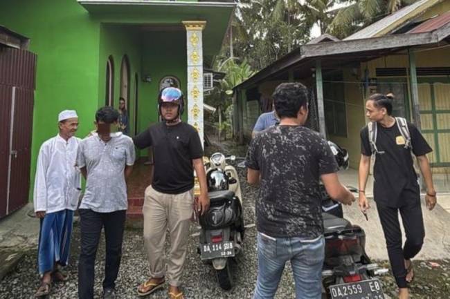 Petugas memborgol tersangka narkoba (kedua kiri) saat penangkapan di Jalan Sarigading, Desa Banua Budi, Barabai, Hulu Sungai Tengah, Kalimantan Selatan, beberapa waktu lalu. (ANTARA/HO-Polres HST)