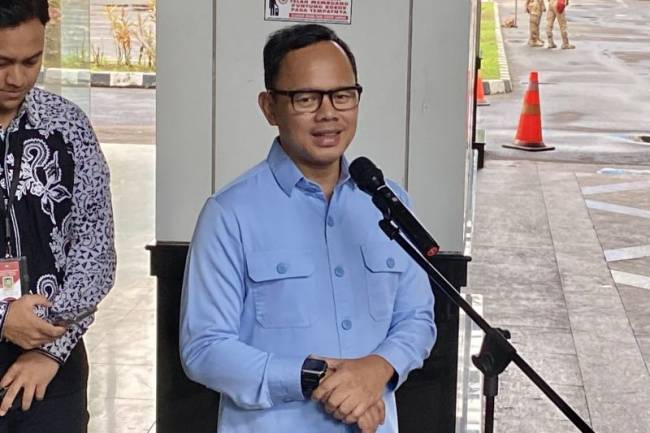 Wakil Menteri Dalam Negeri Bima Arya menjawab pertanyaan wartawan dI Kantor Kementerian Dalam Negeri, Jakarta, Minggu (16/2/2025). (ANTARA/Fath PM)