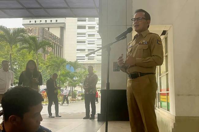 Wamendagri Bima Arya Sugiarto (kanan) dalam konferensi pers di Kantor Kemendagri, Jakarta, Senin (17/2/2025). (Foto: ANTARA/Rio Feisal)