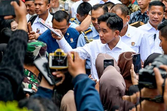 Wakil Presiden Gibran Rakabuming Raka saat melakukan kunjungan di Bandung, Jawa Barat. (Dok ANTARA FOTO/Raisan AF)