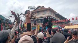 Salah satu Tatung Singkawang melakukan ritual Cuci Jalan di Vihara Tri Dharma Bumi Raya Singkawang, Selasa (11/2/2025).  (ANTARA/Narwati)