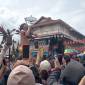 Salah satu Tatung Singkawang melakukan ritual Cuci Jalan di Vihara Tri Dharma Bumi Raya Singkawang, Selasa (11/2/2025).  (ANTARA/Narwati)