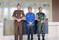 (Dari kanan) Dansatgas Garuda Mayjen TNI Yusman Madayun, Gubernur Kalteng Agustiar Sabran, dan Kepala Kejaksaan Tinggi Kalteng Undang Mugopal. (Foto: ANTARA/M Arif Hidayat)