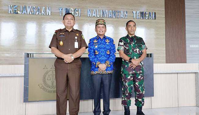 (Dari kanan) Dansatgas Garuda Mayjen TNI Yusman Madayun, Gubernur Kalteng Agustiar Sabran, dan Kepala Kejaksaan Tinggi Kalteng Undang Mugopal. (Foto: ANTARA/M Arif Hidayat)