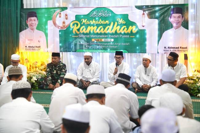 Wakil Bupati Balangan, Akhmad Fauzi saat menghadiri Safari Ramadan di Desa Layap, Kecamatan Paringin.
