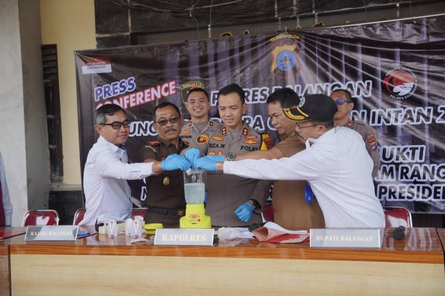 Bupati Balangan dan Forkopimda musnahkan barang bukti narkoba di halaman Mapolres Balangan, Senin (24/3/2025).