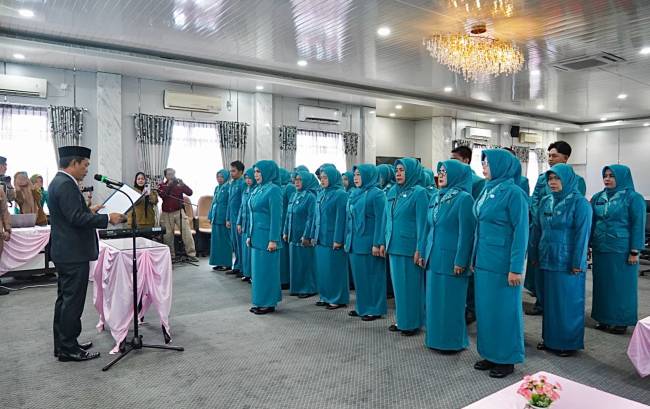 Bupati Balangan, Abdul Hadi kukuhkan Ketua TP PKK dan lantik pengurus TP PKK Balangan.