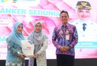 BINGKISAN- Ketua TP PKK Kota Banjarmasin, Hj Neli Listriani saat menyerahkan bingkisan pada mantan ketua Tim Penggerak PKK Kota Banjarmasin Hj Siti Wasila.