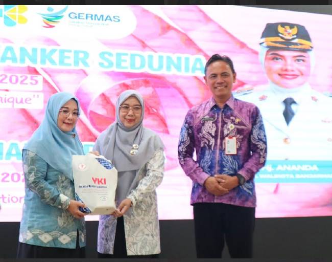 BINGKISAN- Ketua TP PKK Kota Banjarmasin, Hj Neli Listriani saat menyerahkan bingkisan pada mantan ketua Tim Penggerak PKK Kota Banjarmasin Hj Siti Wasila.