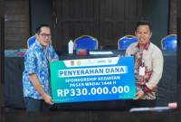 SERAHKAN DUKUNGAN- Kepala Divisi Sekretaris Perusahaan Bank Kalsel, Firmansyah menyerahkan apresiasi dan dukungan penuh untuk kegiatan Pasar Wadai di Bulan Ramadhan yang diterima Sekda Kota Banjarmasin Iksan Budiman.