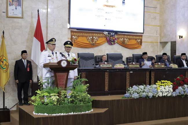 Gubernur Kalimantan Selatan H Muhidin menyampaikan pidato perdananya dalam Rapat Paripurna DPRD Kalsel pada Selasa (4/3/2025) (SuarIndonesia/HM)